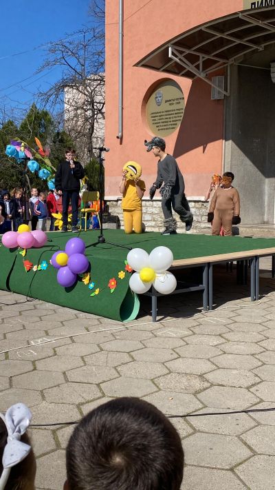 група"Лъвчета"  на гости в ОУ "Д. Петров" 5