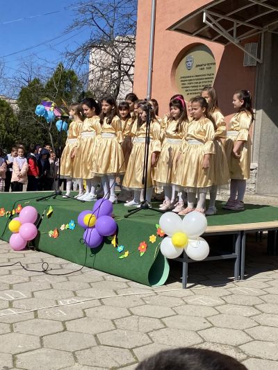 група"Лъвчета"  на гости в ОУ "Д. Петров" 8