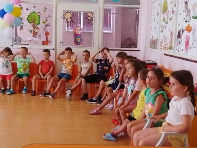 Представители на превантивно  информационен център към Общински съвет по наркотичните вещества Сливен на гости при децата от ДГ "Божур" 4