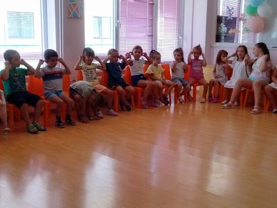 Представители на превантивно  информационен център към Общински съвет по наркотичните вещества Сливен на гости при децата от ДГ "Божур" 7