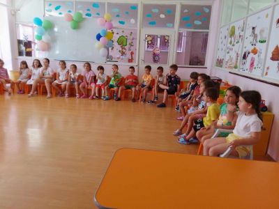 Представители на превантивно  информационен център към Общински съвет по наркотичните вещества Сливен на гости при децата от ДГ "Божур" 9
