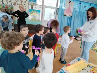 Изработване на "Феята на пролетта" - ДГ Божур - Сливен