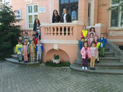 Посещение на "Детския отдел" и "Къщата на куклите" в РБ "Сава Доброплодни"  - ДГ Божур - Сливен