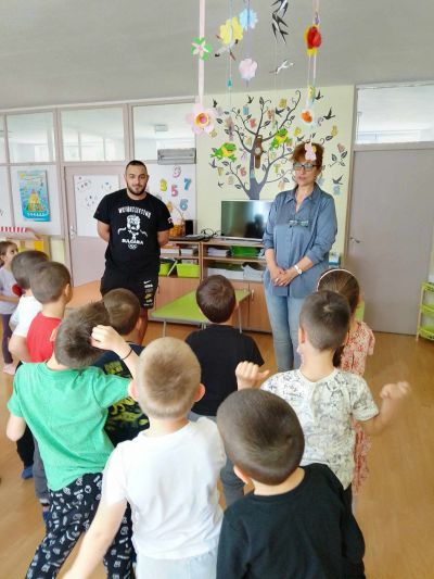 Среща със състезателят по вдигане на тежести Васил Маринов - ДГ Божур - Сливен