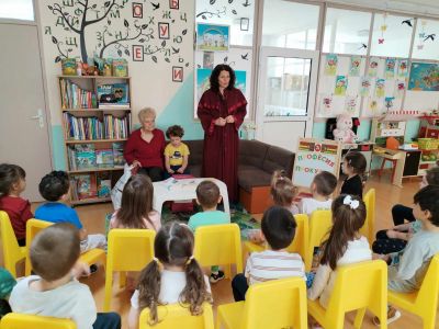 г-жа Виолета Калайджиева, прокурор в Окръжна прокуратура – Сливен на гости във 2Б група "Патиланци" - ДГ Божур - Сливен
