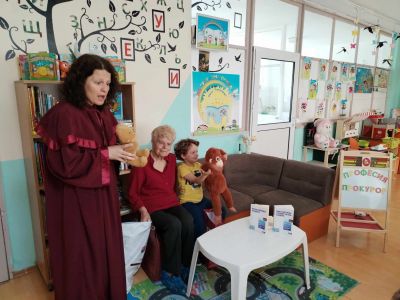 г-жа Виолета Калайджиева, прокурор в Окръжна прокуратура – Сливен на гости във 2Б група "Патиланци" - ДГ Божур - Сливен