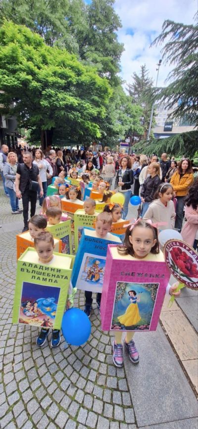 Участие в карнавалното шествие в XXVII Национален фестивал на детската книга - ДГ Божур - Сливен