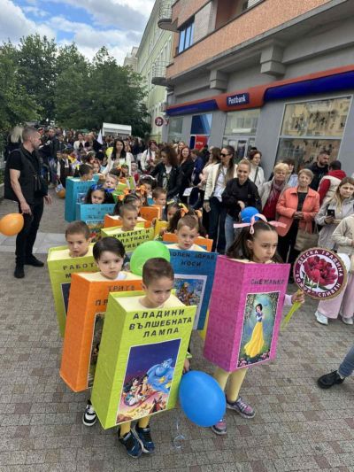 Участие в карнавалното шествие в XXVII Национален фестивал на детската книга - ДГ Божур - Сливен