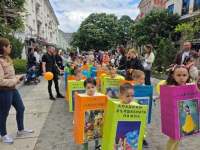 Участие в карнавалното шествие в XXVII Национален фестивал на детската книга - ДГ Божур - Сливен