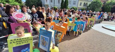 Участие в карнавалното шествие в XXVII Национален фестивал на детската книга - ДГ Божур - Сливен