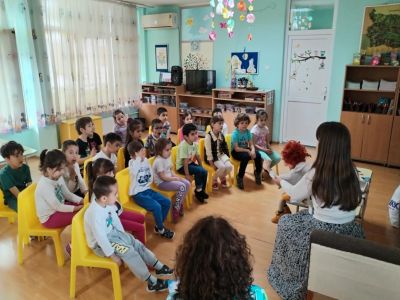 Поетесата Валерия Минева- Лира гост в група "Патиланци" - ДГ Божур - Сливен