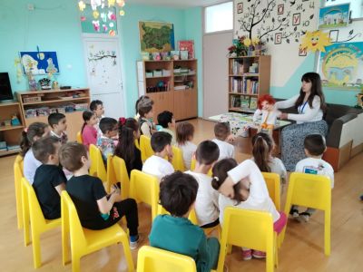 Поетесата Валерия Минева - Лира, гост на децата от трета група "Патиланци" - ДГ Божур - Сливен