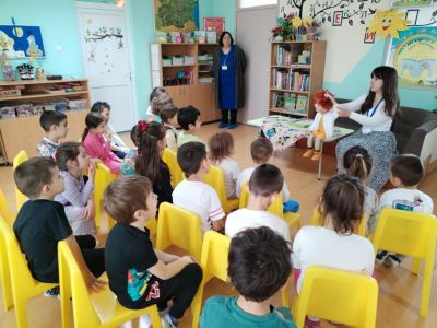 Поетесата Валерия Минева - Лира, гост на децата от трета група "Патиланци" - ДГ Божур - Сливен