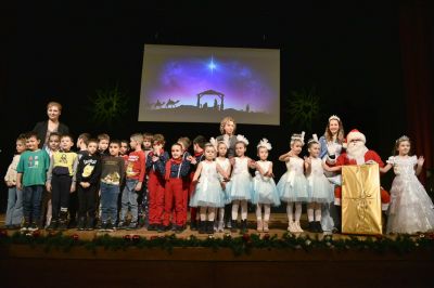 Участие на децата в Коледния концерт на детските градини 2025 - ДГ Божур - Сливен