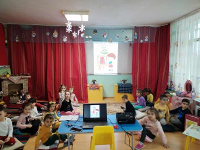 Рисуване на битова престилка върху платно заедно с ученици от НХГ "Д. Добрович" Сливен - ДГ Божур - Сливен
