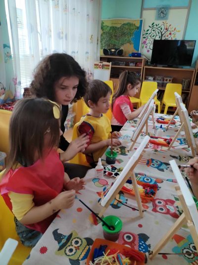 Рисуване на битова престилка върху платно заедно с ученици от НХГ "Д. Добрович" Сливен - ДГ Божур - Сливен