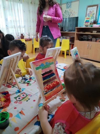 Рисуване на битова престилка върху платно заедно с ученици от НХГ "Д. Добрович" Сливен - ДГ Божур - Сливен