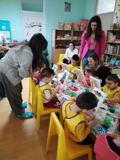 Рисуване на битова престилка върху платно заедно с ученици от НХГ "Д. Добрович" Сливен - ДГ Божур - Сливен