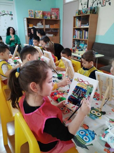 Рисуване на битова престилка върху платно заедно с ученици от НХГ "Д. Добрович" Сливен - ДГ Божур - Сливен