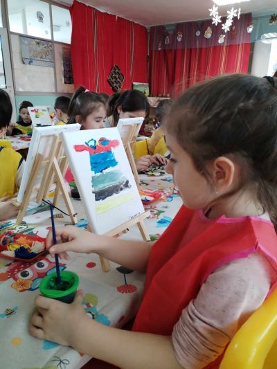 Рисуване на битова престилка върху платно заедно с ученици от НХГ "Д. Добрович" Сливен - ДГ Божур - Сливен