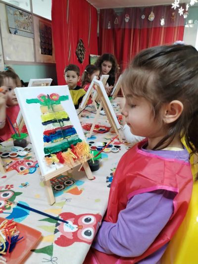 Рисуване на битова престилка върху платно заедно с ученици от НХГ "Д. Добрович" Сливен - ДГ Божур - Сливен