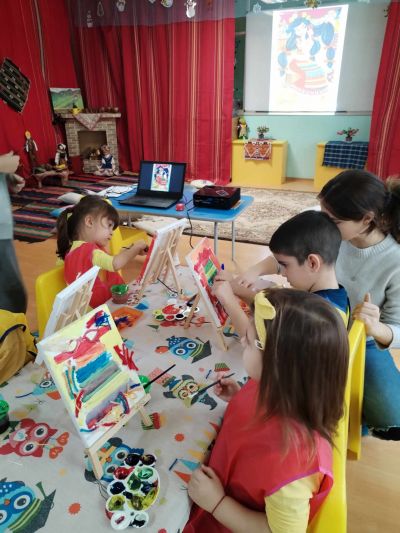 Рисуване на битова престилка върху платно заедно с ученици от НХГ "Д. Добрович" Сливен - ДГ Божур - Сливен