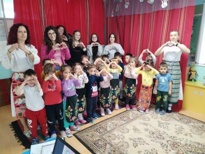 Рисуване на битова престилка върху платно заедно с ученици от НХГ "Д. Добрович" Сливен - ДГ Божур - Сливен